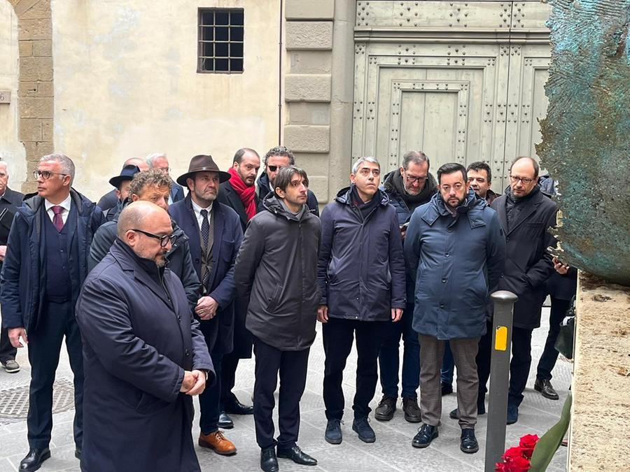 Il ministro Sangiuliano in via de’ Georgofili a Firenze: «Mai abbassare la guardia contro la mafia, bisogna ripartire dalla memoria»