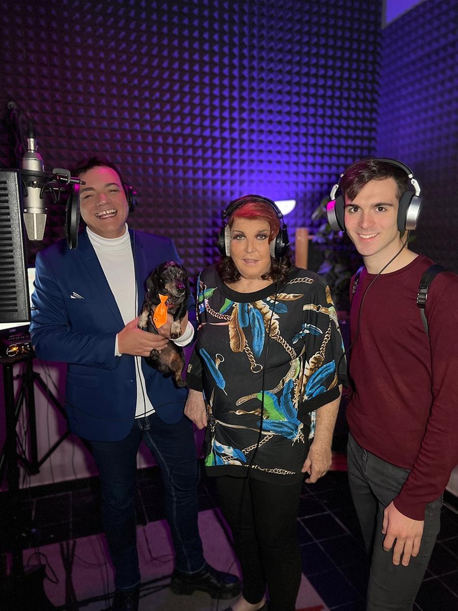 Due amici pisani e la contessa De Blanck per il brano che prende in giro i “morti di fama”