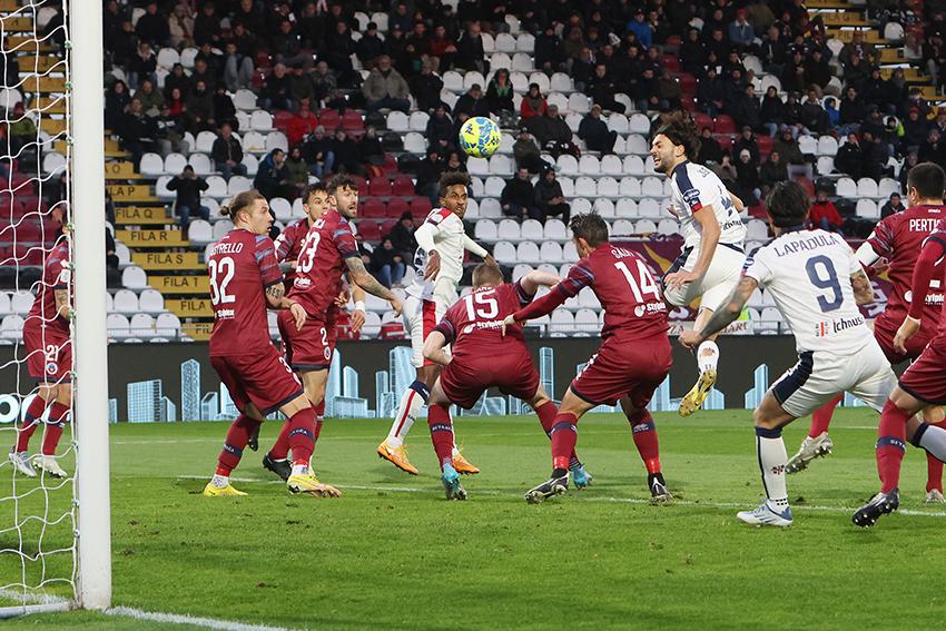 
	Dossena impegna Kastrati di testa: &egrave; l'occasione migliore costruita dal Cagliari nella partita

