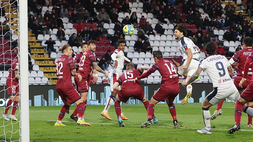 Dossena impegna Kastrati di testa: è l'occasione migliore costruita dal Cagliari nella partita