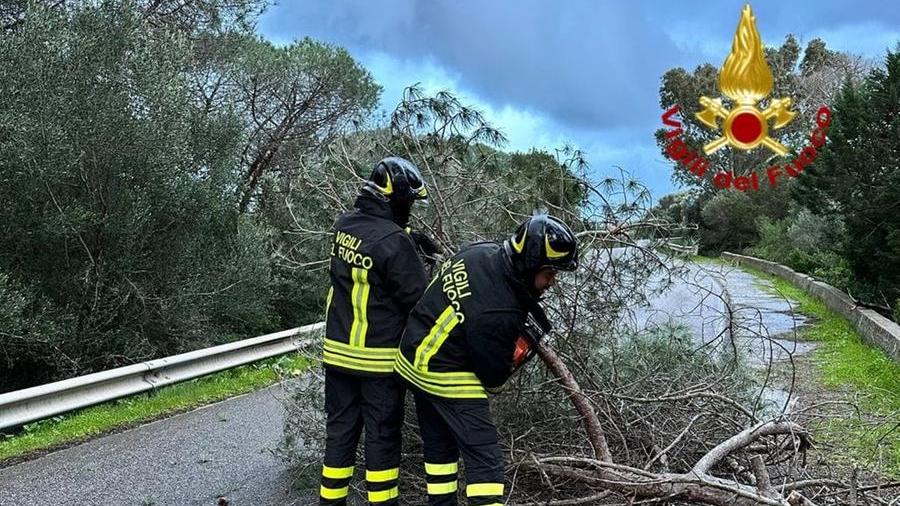 Super lavoro per i vigili del fuoco: oltre 150 interventi nell’isola per il maltempo