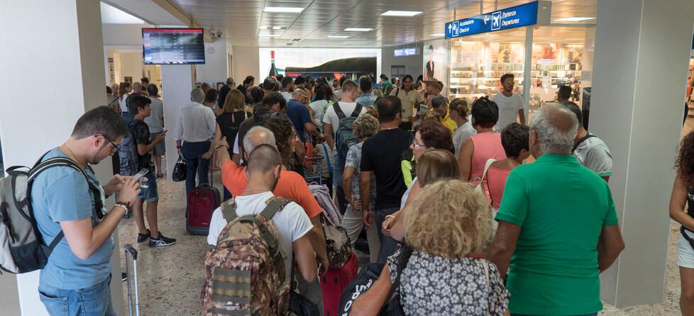 Il Sassarese fa quadrato per salvare l'aeroporto di Alghero