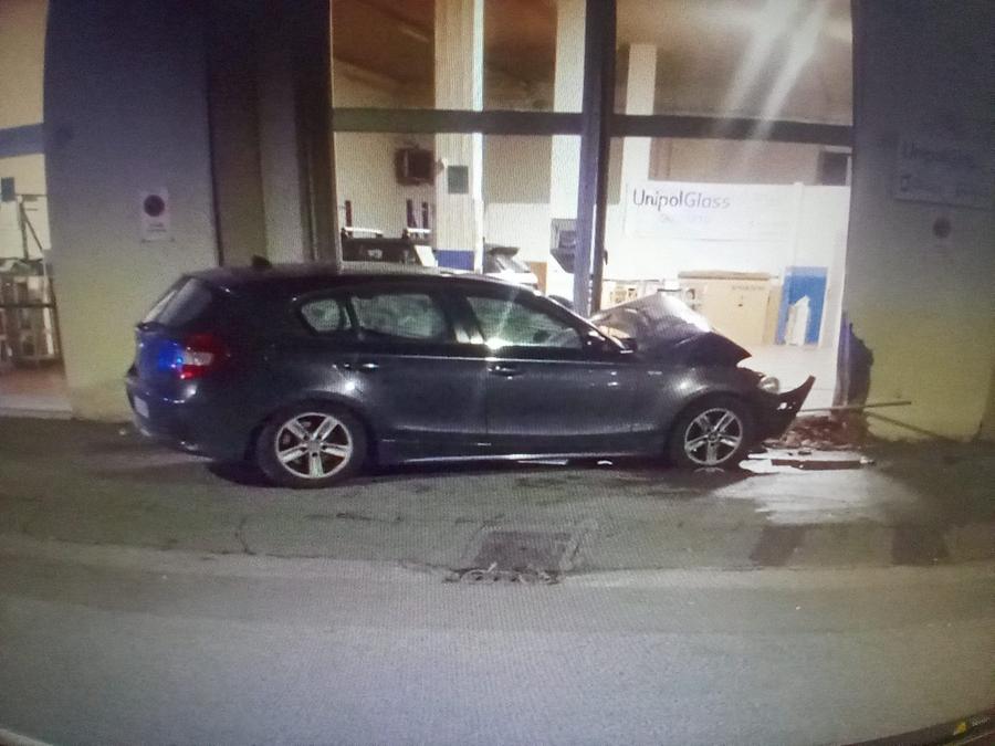 Grosseto, sbanda con l’auto e sventra il negozio 