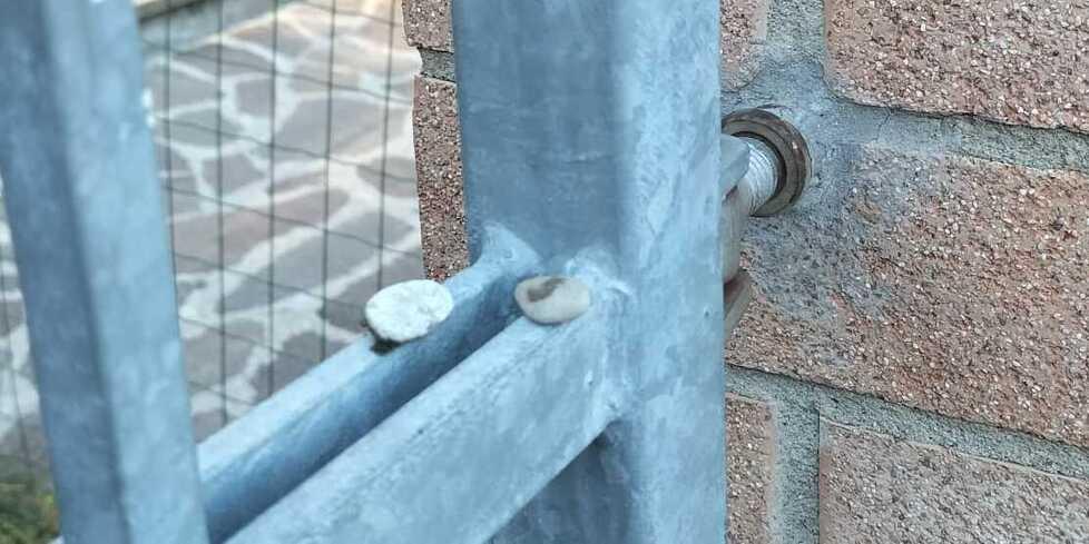 Castelnuovo. Ritrovati sassolini sui cancelli «È un nuovo codice usato dai ladri» 