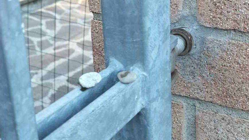 Castelnuovo. Ritrovati sassolini sui cancelli «È un nuovo codice usato dai ladri»