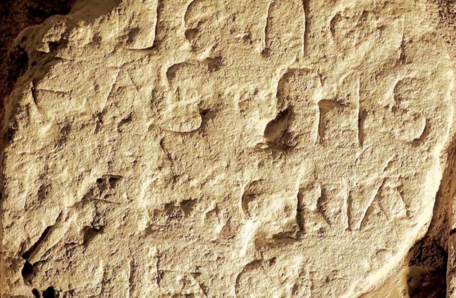 Un’antica epigrafe nascosta svela la tomba di Ugone I