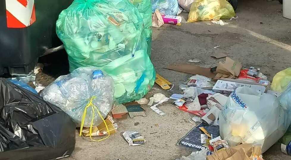 Pontedera, il grido d’aiuto dalle case popolari: «Viviamo sommersi dalla spazzatura»