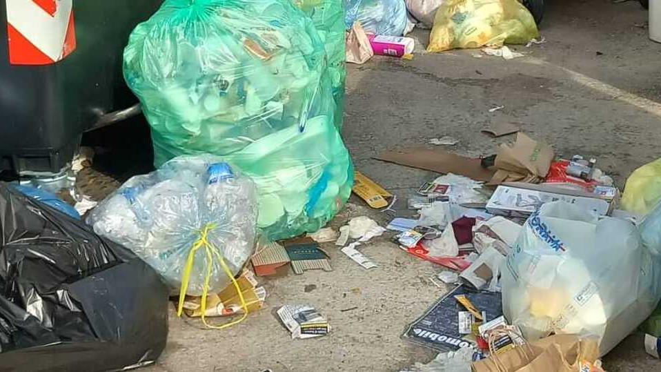 Pontedera, il grido d’aiuto dalle case popolari: «Viviamo sommersi dalla spazzatura»