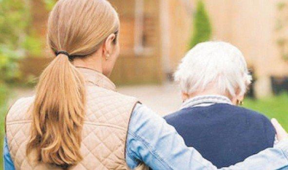 Curare gli anziani a casa loro è un atto di civiltà 