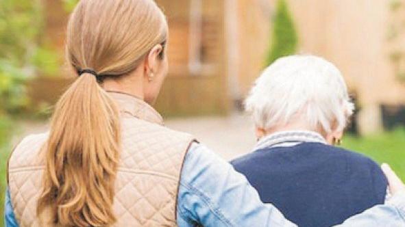 Curare gli anziani a casa loro è un atto di civiltà