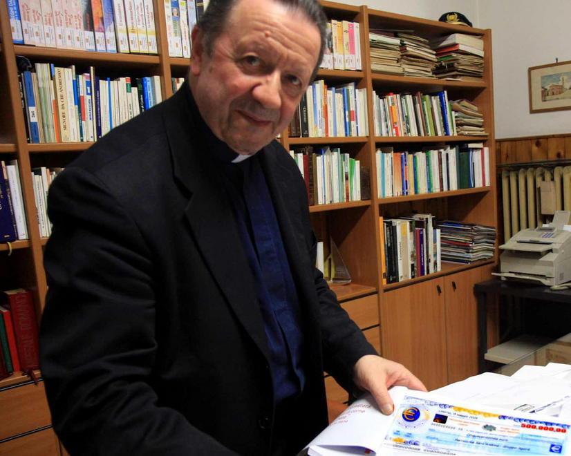 Locandina sui preti: don Medori a Cardinali: «Io sì che combatto la pedofilia» 