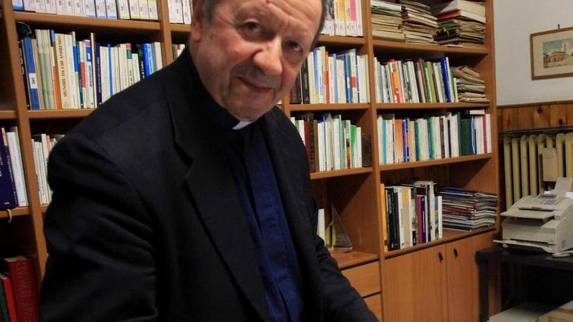 Locandina sui preti: don Medori a Cardinali: «Io sì che combatto la pedofilia»