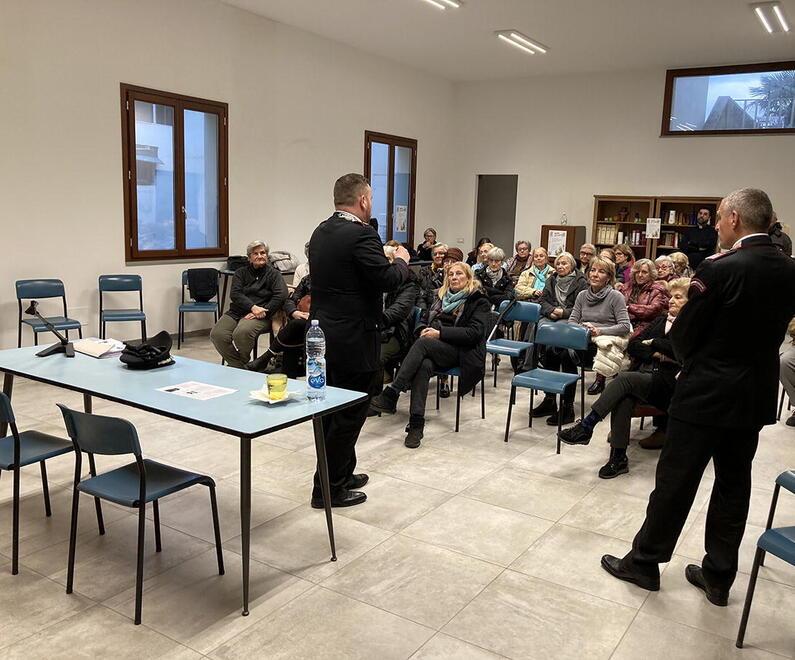 Le fanno firmare un contratto con acquisti per circa 3mila euro
