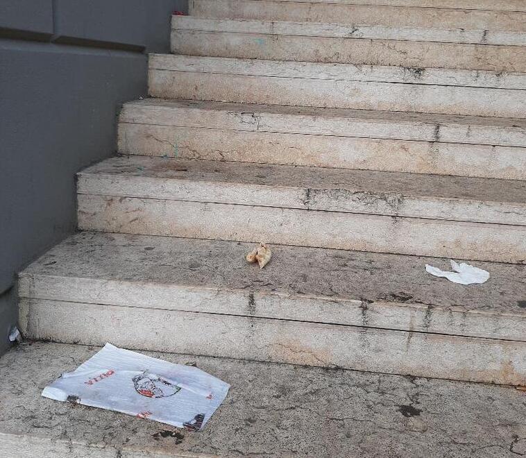 
	La scala del municipio coperta di rifiuti

