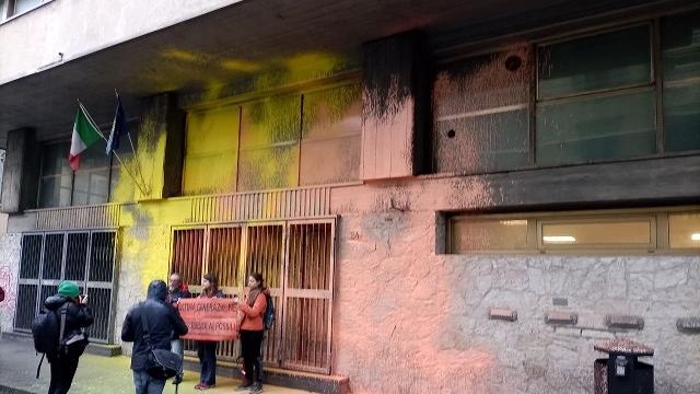 Blitz di Ultima Generazione a Firenze: “Vernice contro la sede del Mef”. Ma il palazzo diventerà uno studentato