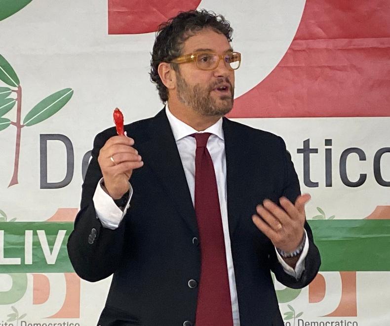 Lamberti tira fuori il corno rosso e si candida alla segreteria Pd di Livorno: «Io sono il nuovo» 