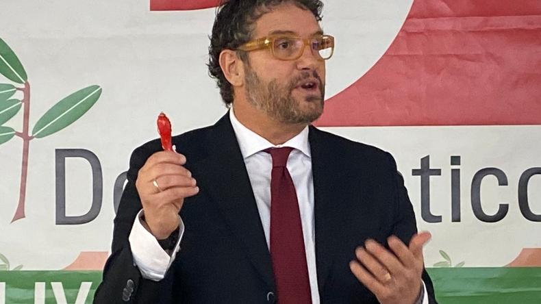 Lamberti tira fuori il corno rosso e si candida alla segreteria Pd di Livorno: «Io sono il nuovo»