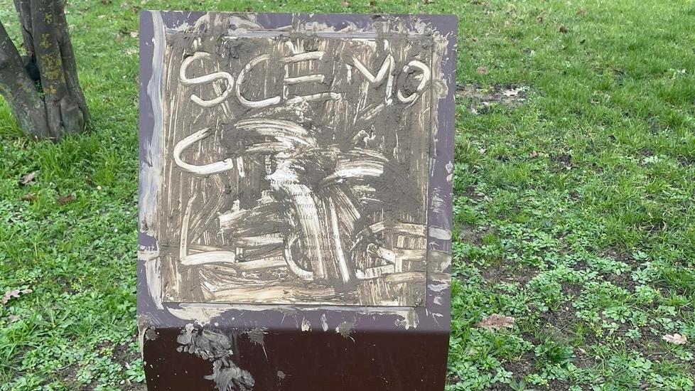 Fabbrico Imbrattata col fango la targa dedicata a Nicolini