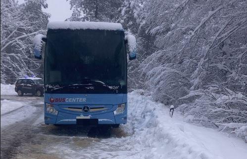 Pullman con a bordo una scolaresca  bloccato nella neve a San Godenzo