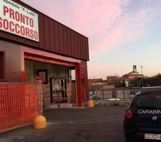 Aggredisce medici e infermieri in ospedale perché vuole vedere la sua ex