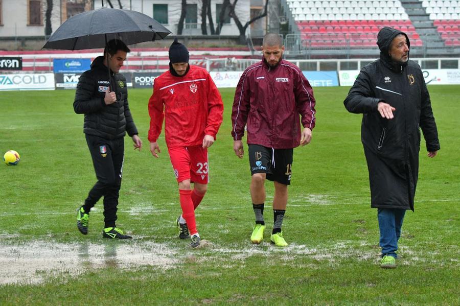 
	Il capitano del Pontedera, Marcos Espeche, e il direttore sportivo, Moreno Zocchi, durante il sopralluogo pre-partita sul terreno di gioco della Vis Pesaro: gara rinviata (Foto Vis Pesaro calcio)


