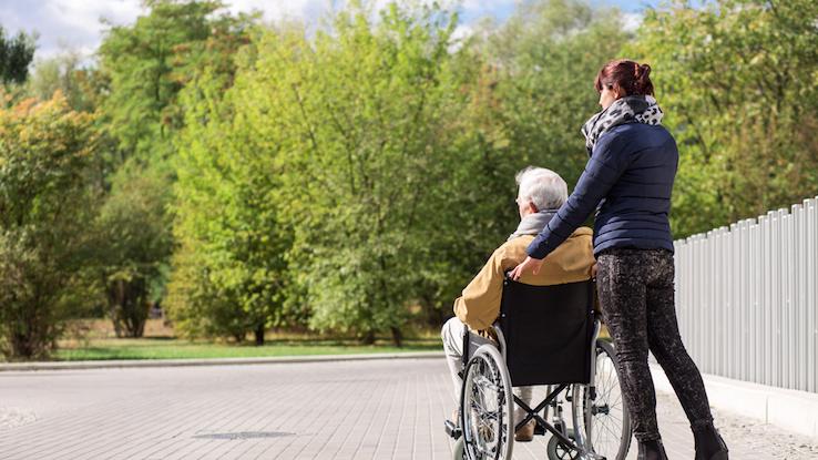 Colf, badanti e collaboratori domestici: la guida agli aumenti di stipendio