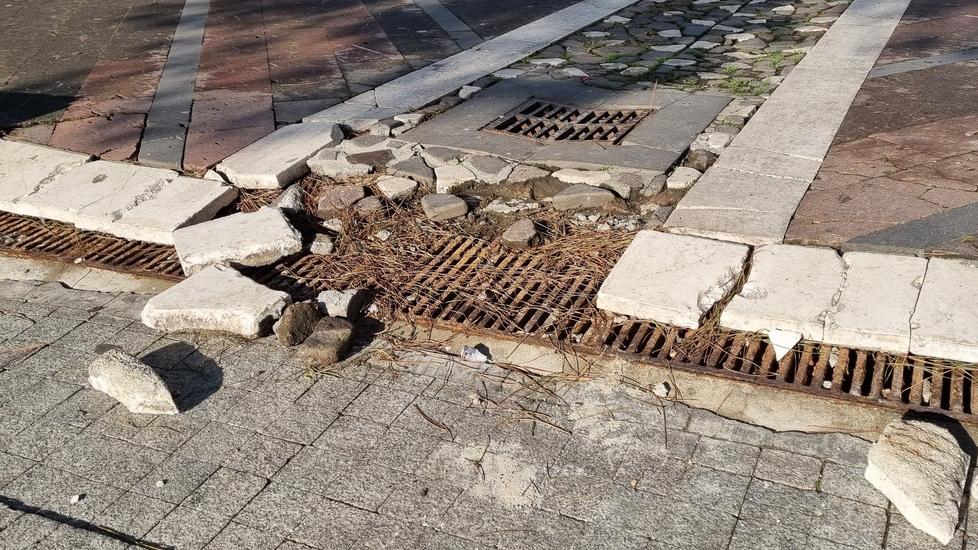 Nuoro, notte di follia ai Giardinetti pubblici: divelta una fontana e danneggiate le lastre