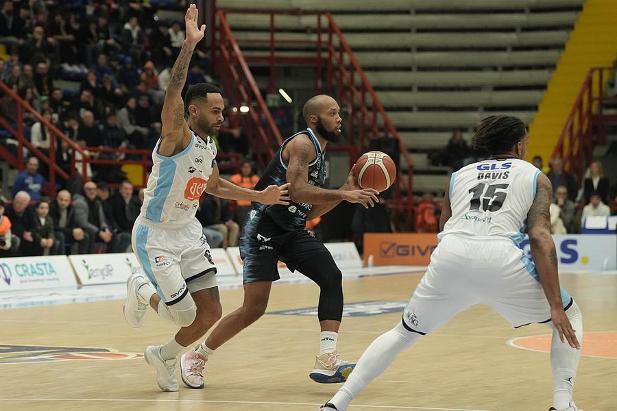 Pesante sconfitta per la Dinamo a Napoli