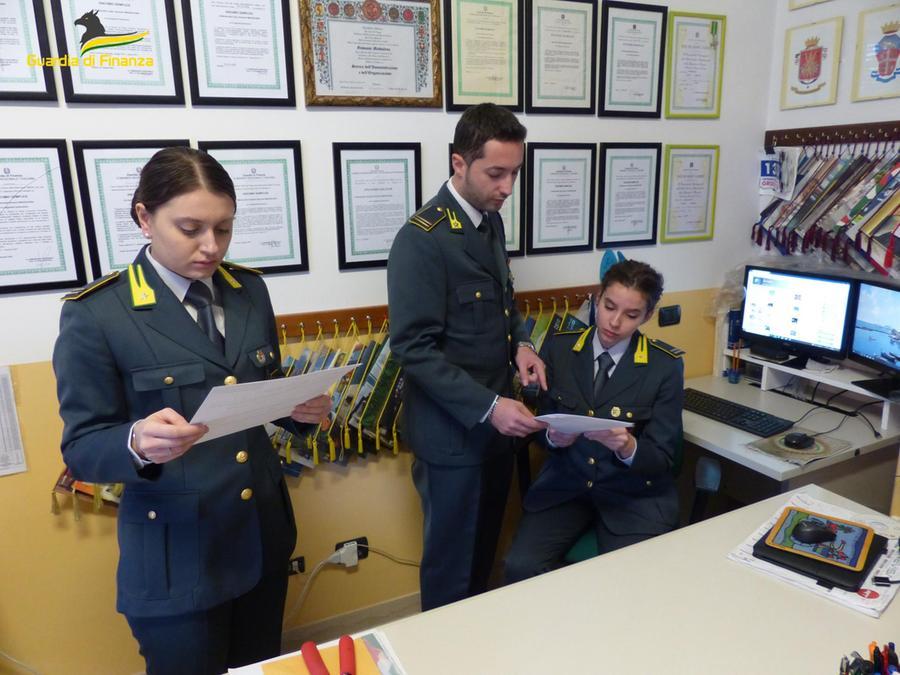 Prato, la Finanza scopre una “fabbrica” di false fatture: 3 milioni in cinque mesi