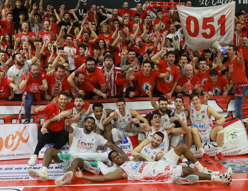 Basket A/2. Il derby è tutto biancorosso: Cento si vendica su Ferrara 