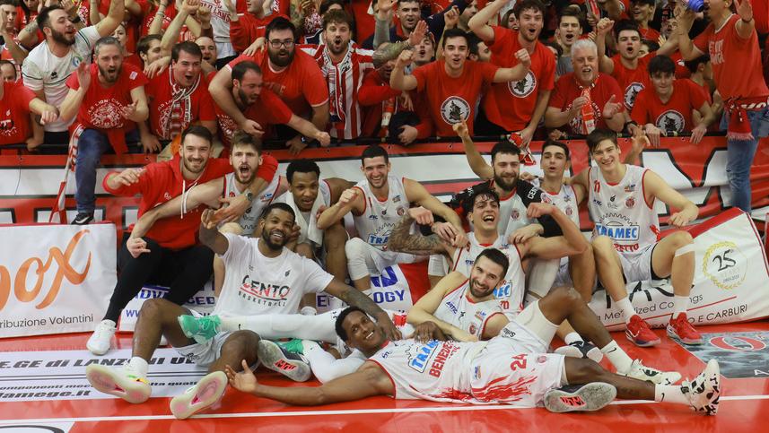 Basket A/2. Il derby è tutto biancorosso: Cento si vendica su Ferrara