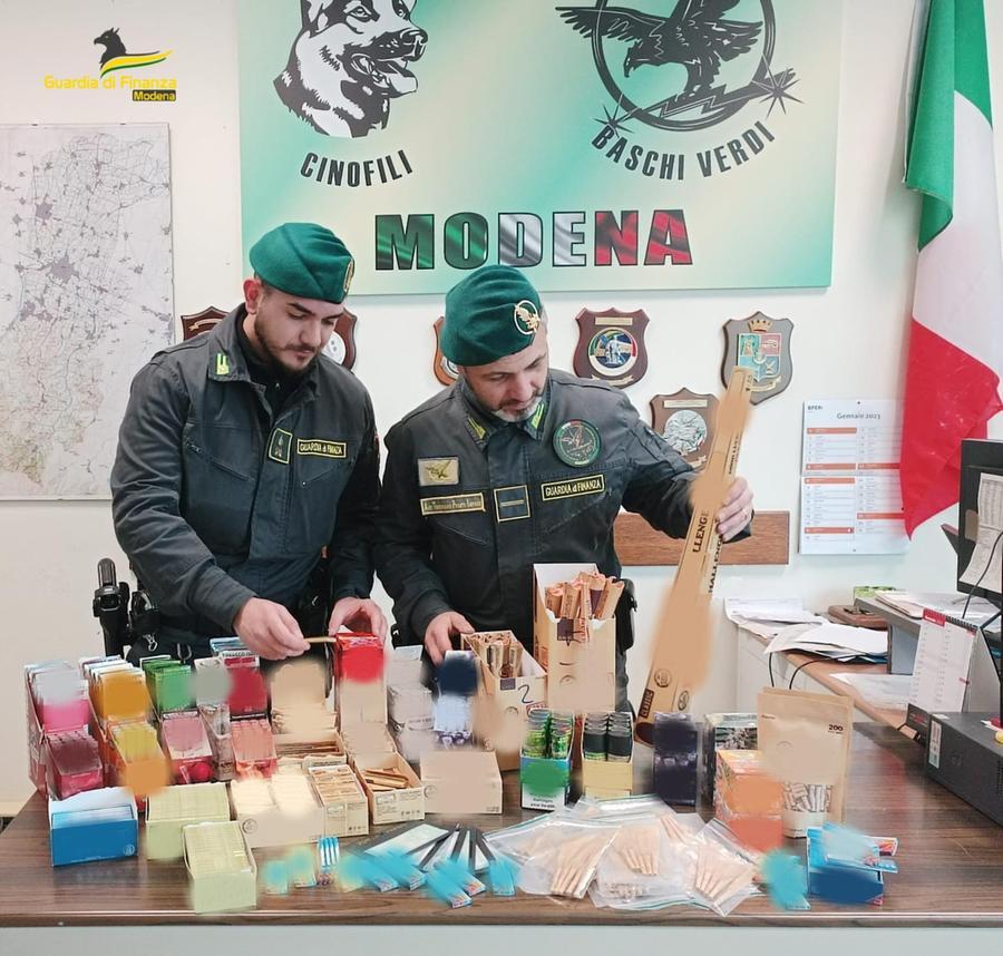 Modena. Vendevano “sottobanco” filtri e cartine per confezionare sigarette. Finanza sequestra a negozianti 22mila pezzi