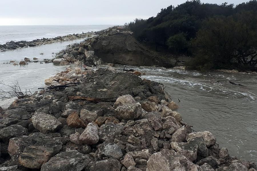 Maltempo in tutto il Ferrarese, rischio mareggiate sulla costa