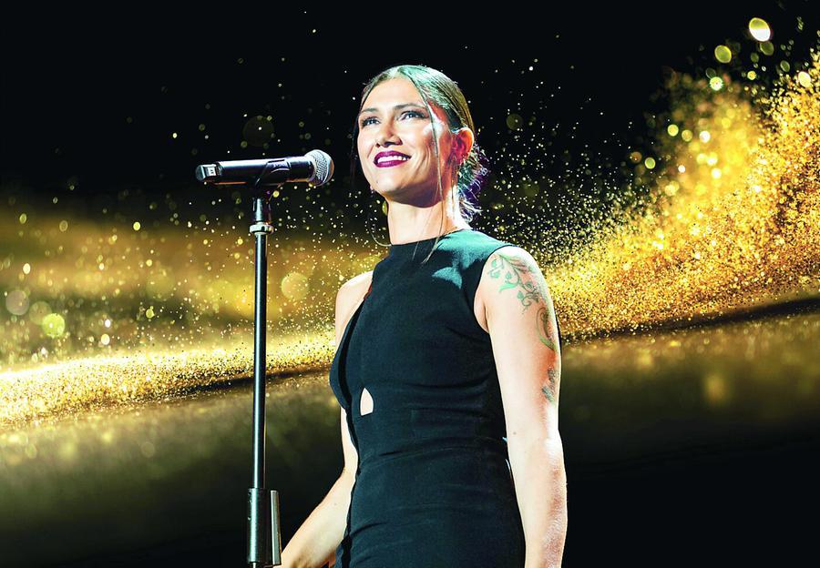 Elisa sul palco del teatro Verdi in duetto con Dardust