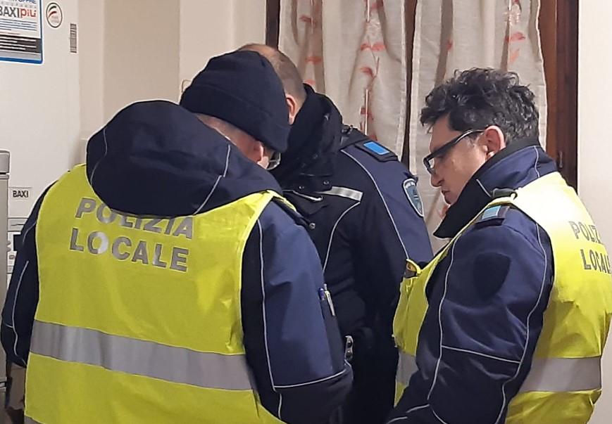 Modena. La caldaia va in blocco, la polizia locale va in aiuto a un’anziana
