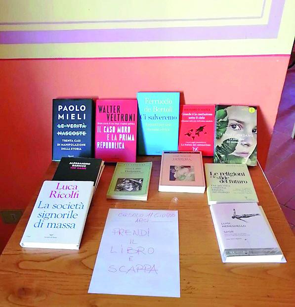 La promozione che riempie pancia e cervello: con una pizza in omaggio un libro