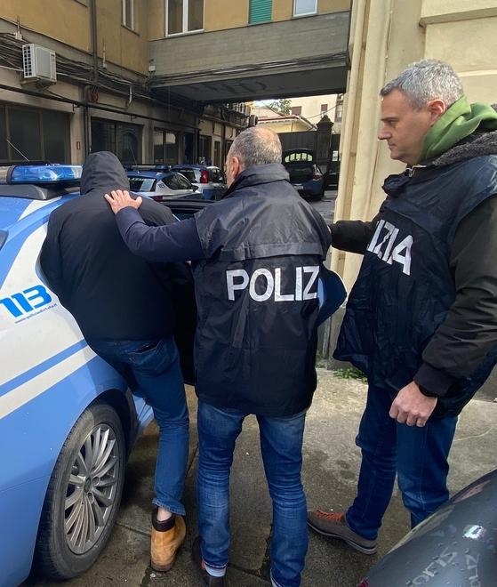 Folle inseguimento in auto dopo il furto a un’anziana