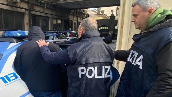 Folle inseguimento in auto dopo il furto a un’anziana