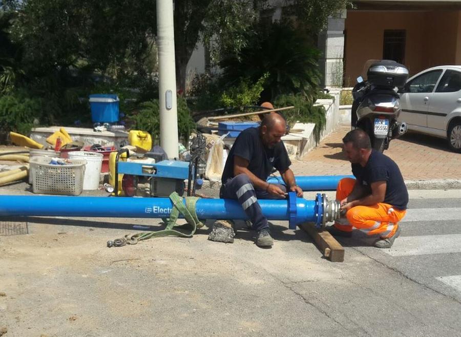 
	Operai di Abbanoa al lavoro per sistemare le condotte idriche

