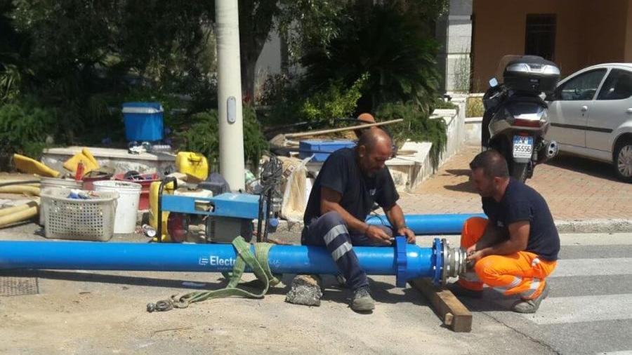 Operai di Abbanoa al lavoro per sistemare le condotte idriche