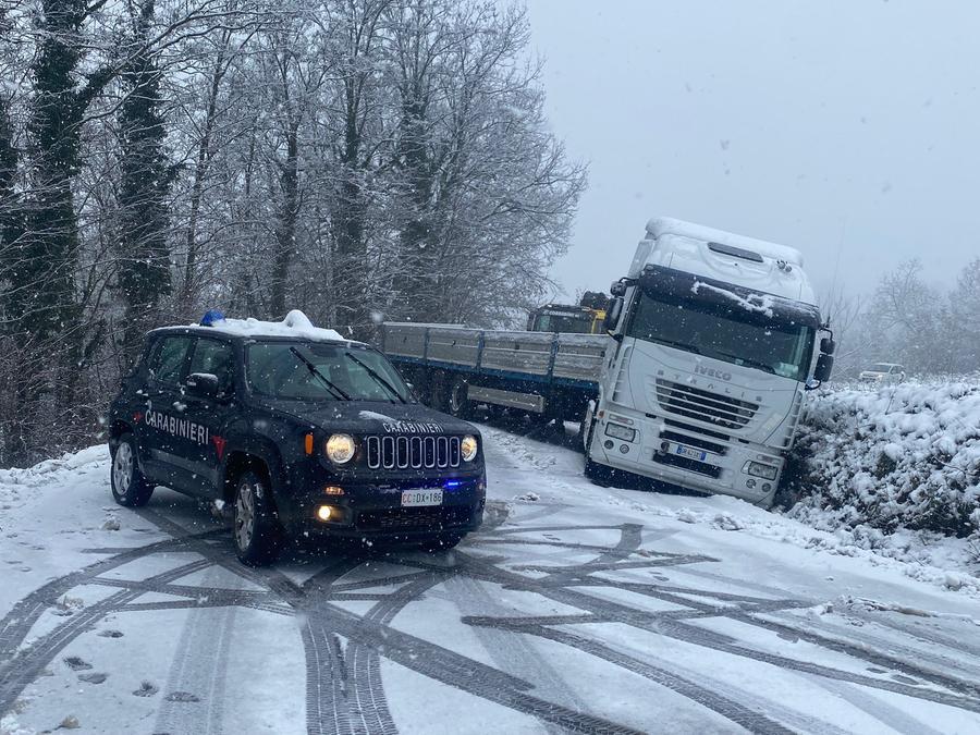 Baiso, autoarticolato bloccato dalla neve sulla Sp 27