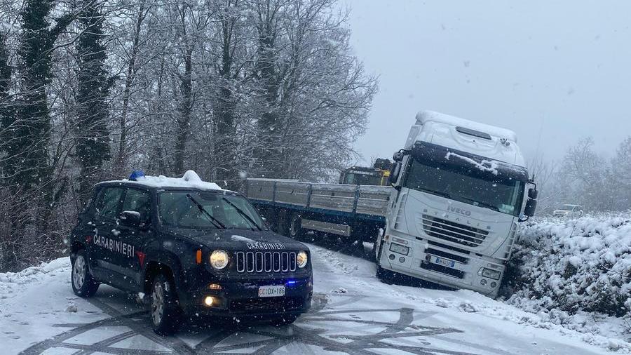Baiso, autoarticolato bloccato dalla neve sulla Sp 27