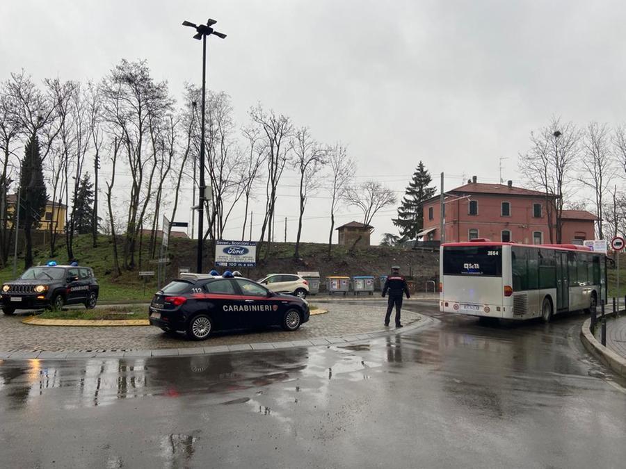 Veggia, guasto alla corriera sulla rotatatoria, traffico in tilt