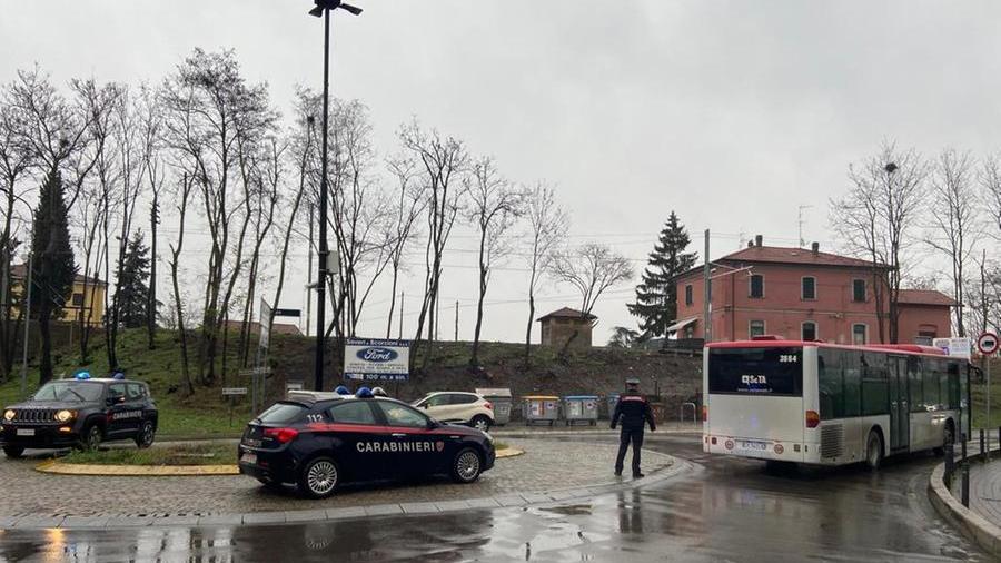 Veggia, guasto alla corriera sulla rotatatoria, traffico in tilt