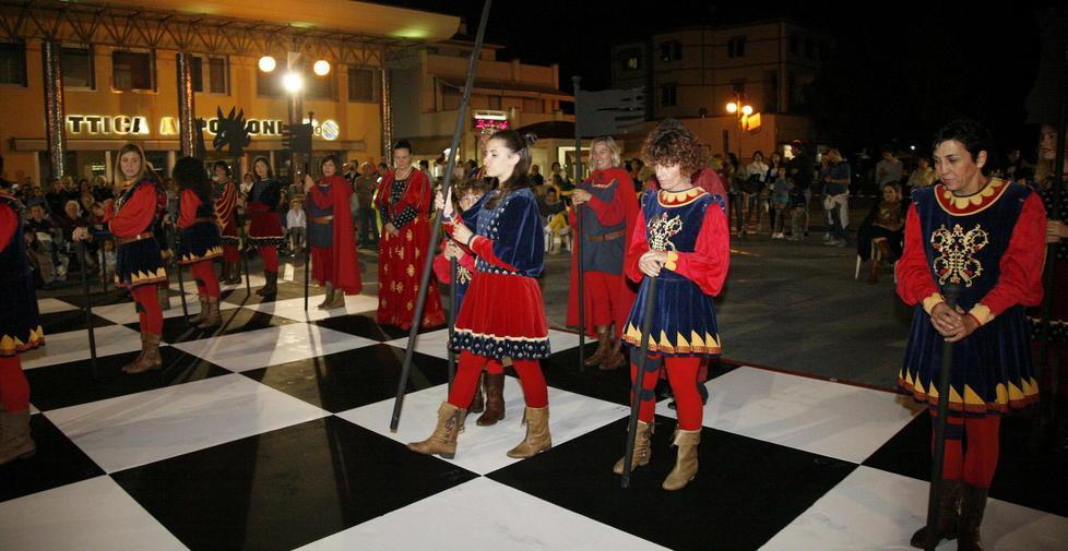 Gli scacchi viventi conquistano il pubblico del Palio 