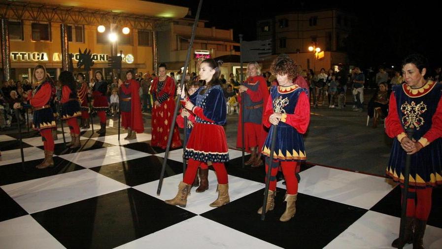 Gli scacchi viventi conquistano il pubblico del Palio