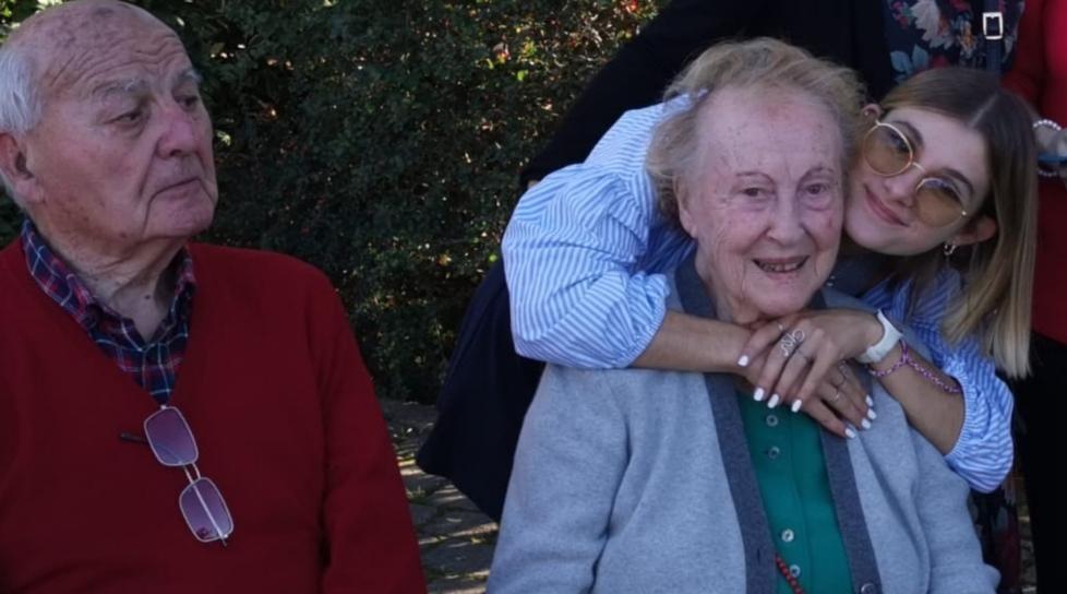 Giulia Lorenzetti, autrice di questo articolo, con i nonni Giorgia e Luciano