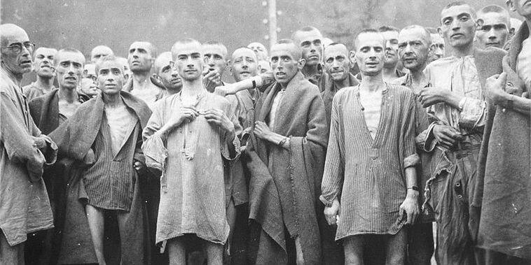 Prigionieri di un lager nazista, ridotti pressoché a scheletri, fotografati dopo la liberazione