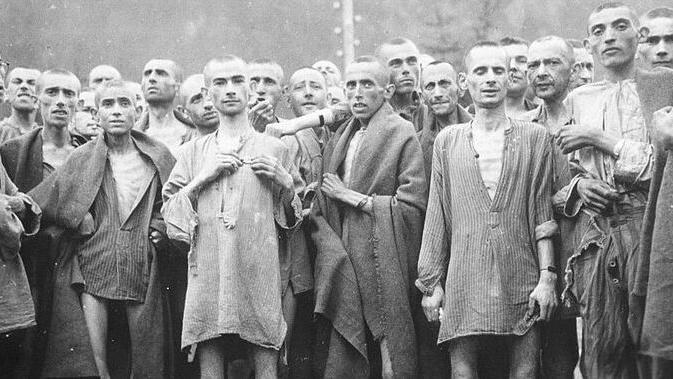 Prigionieri di un lager nazista, ridotti pressoché a scheletri, fotografati dopo la liberazione
