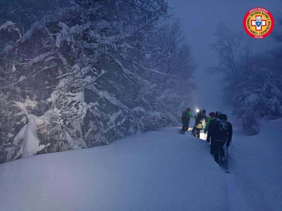 Neve in Toscana, notte da incubo per un gruppo di escursionisti. Allerta “gialla” anche per il ghiaccio – Video